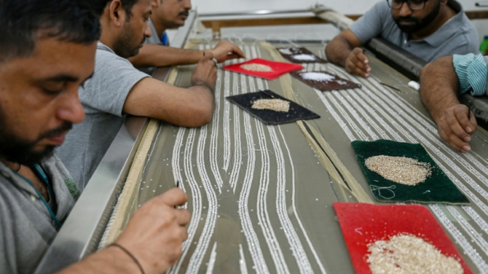 La discreta labor de los bordadores de la industria del lujo en Bombay