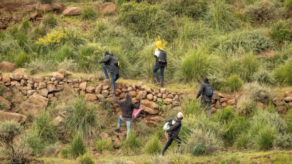 Thousands of migrants storm border fence in Spain's Melilla