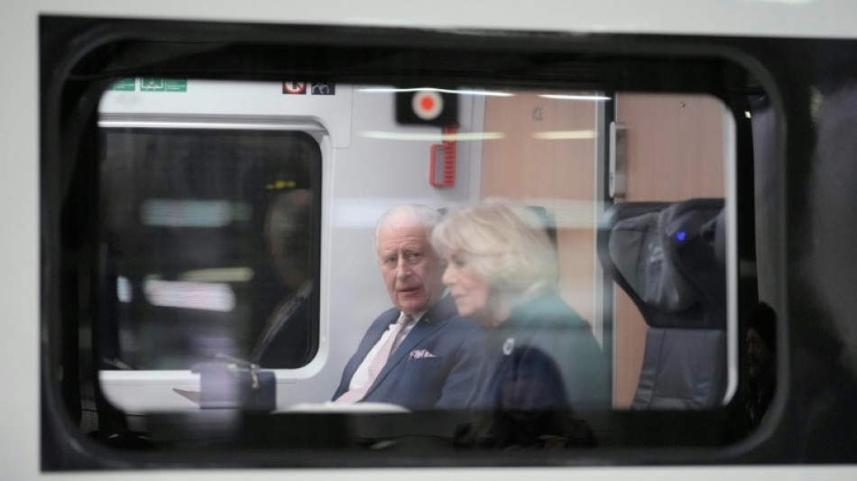 Charles und Camilla nach Fahrt in ICE in Hamburg angekommen