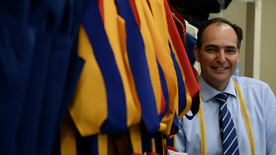 La pasión del sastre de la Guardia Suiza por sus coloridos uniformes 