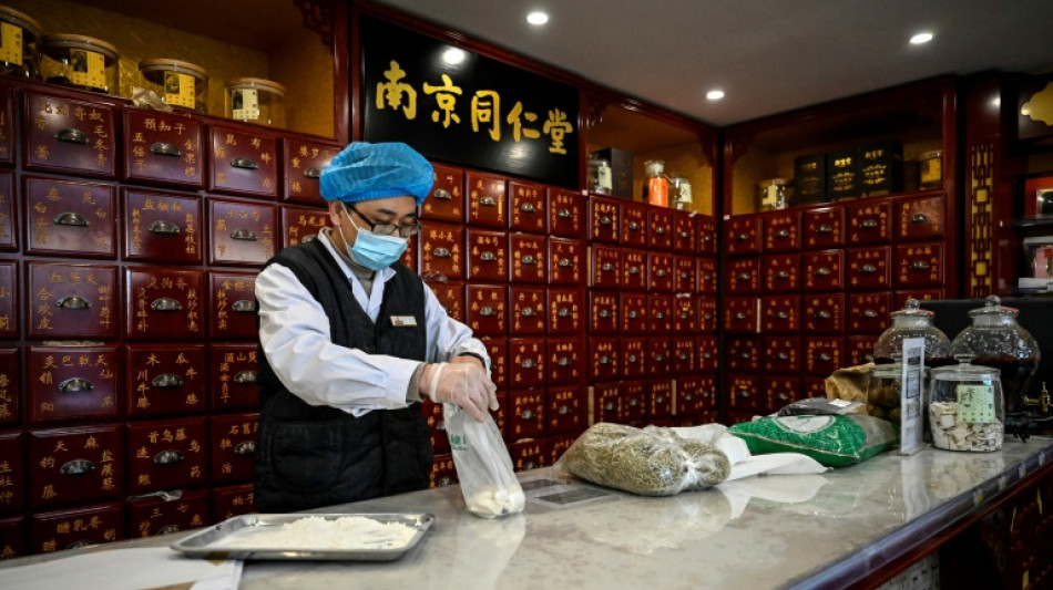 Chinos recurren a la medicina tradicional para hacerle frente al covid-19