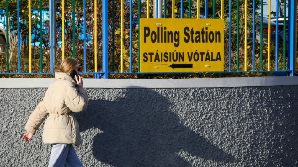 Les Irlandais commencent à voter dans des élections législatives serrées