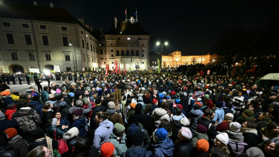 Dezenas de milhares se manifestam contra extrema direita na Áustria