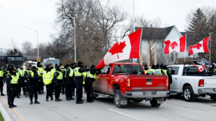 Contestation au Canada: un pont frontalier stratégique rouvert à la circulation, impasse à Ottawa