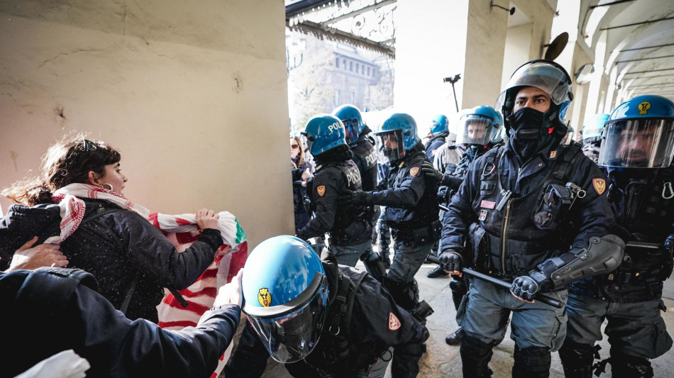 Scontri tra forze dell'ordine e antagonisti a Torino