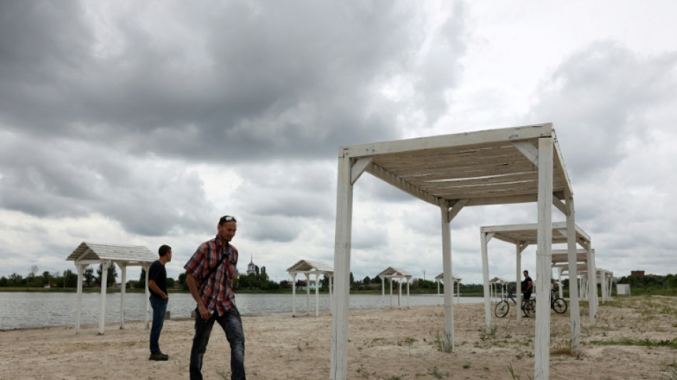 Beachgoers brave rockets in East Ukraine