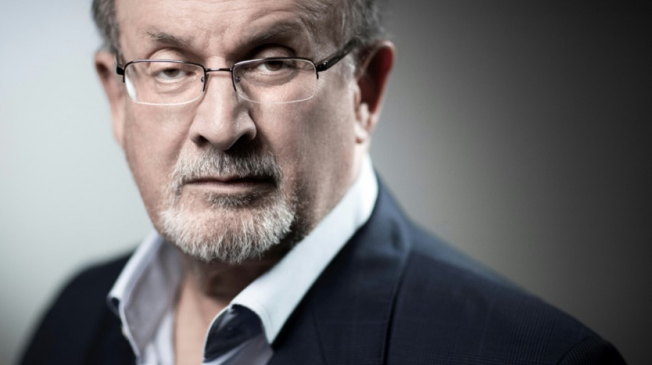 Salman Rushdie va un peu mieux après avoir été poignardé aux Etats-Unis