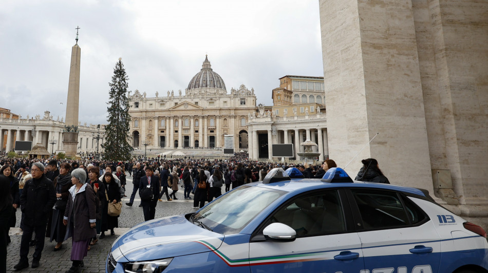 Tenta di avventarsi su auto corteo del Papa, bloccata