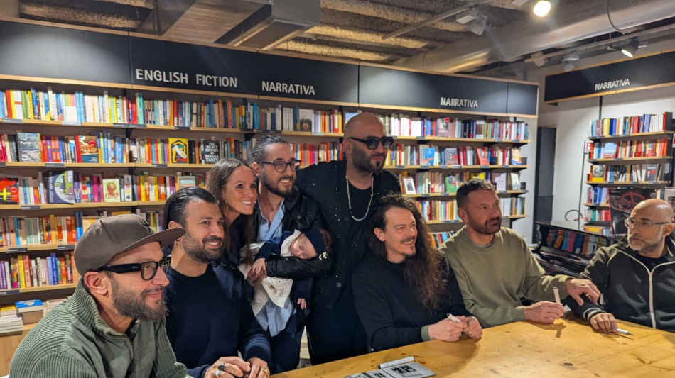 Negramaro firmano copie nuovo album a Firenze, fan in delirio