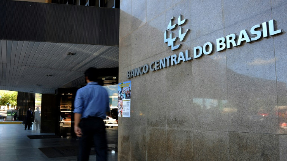 Banco Central de Brasil sube tasa de interés un punto, a 12,25%