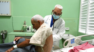 Cuba da estímulos salariales a médicos para retenerlos en hospitales