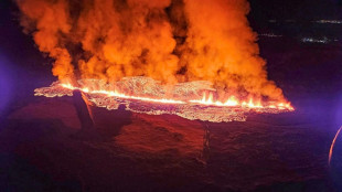 Islande: une éruption volcanique touche Grindavik, des maisons en feu