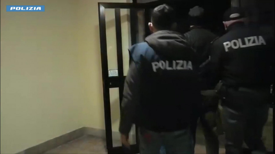 Droga e cellulari in carcere, 30 arresti a Napoli