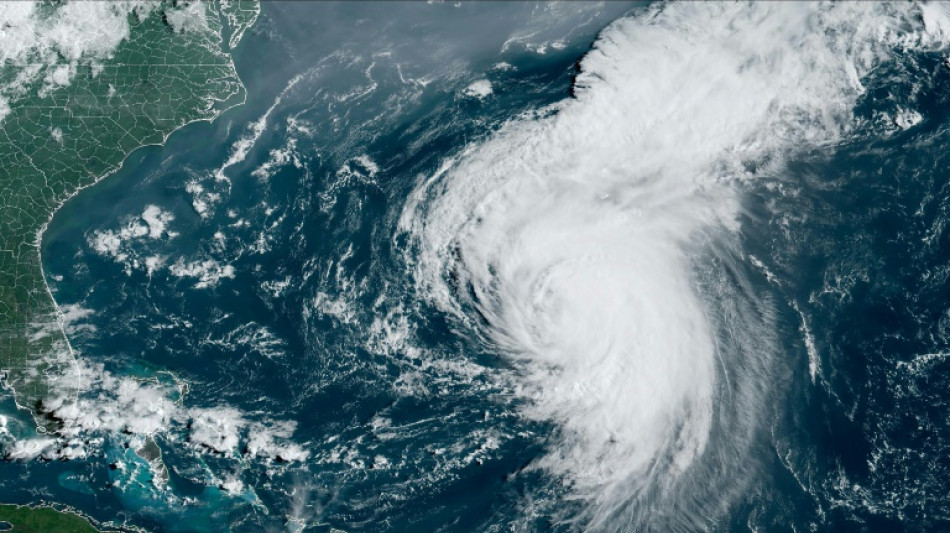 Ernesto se degrada a tormenta tropical tras azotar Bermudas con fuertes lluvias