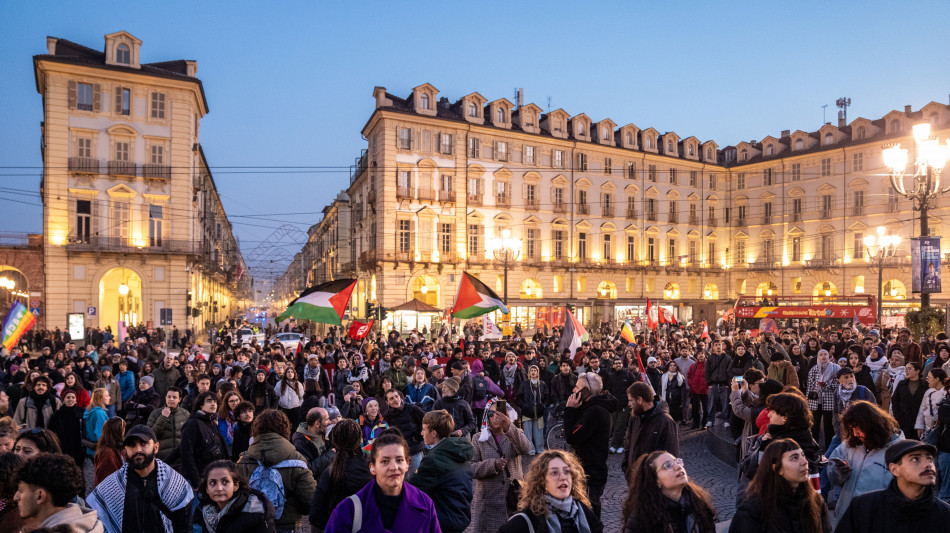 A Torino uova e fumogeni contro le forze dell'ordine