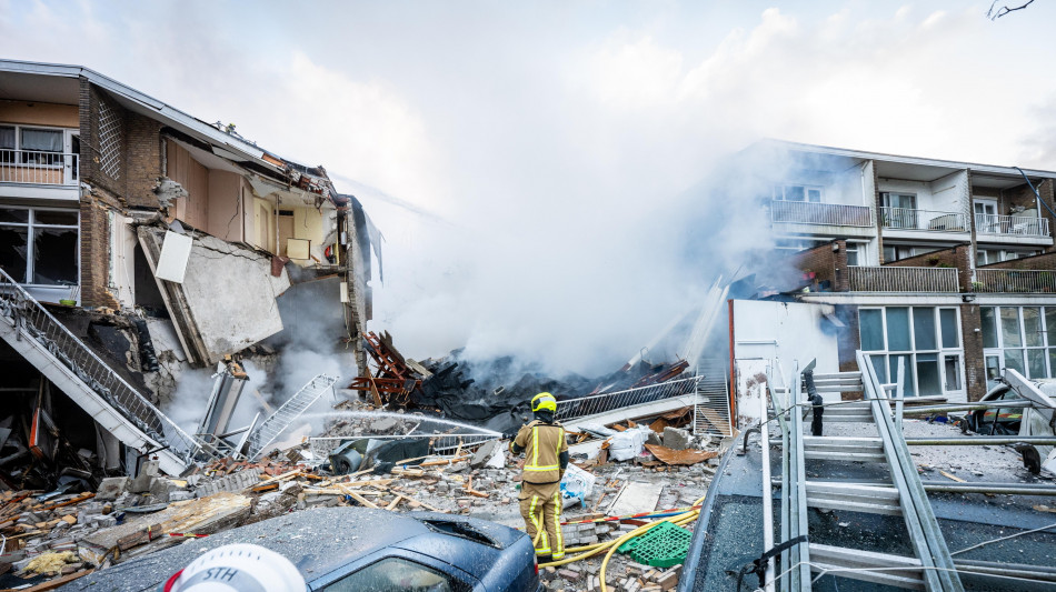 Almeno 20 morti nel crollo della palazzina all'Aja