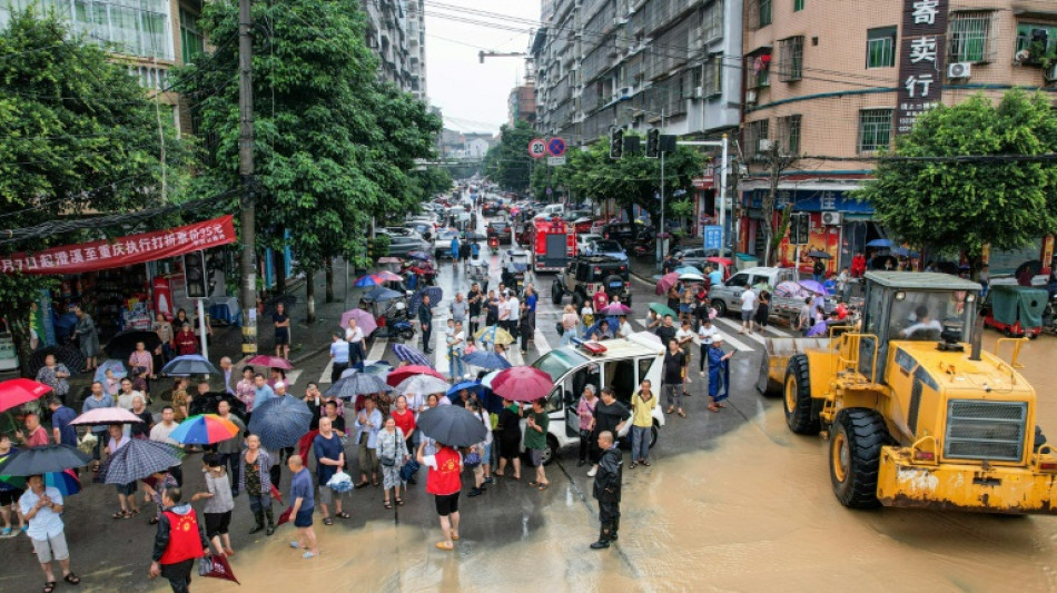 Queda de ponte na China deixa 12 mortos e mais de 30 desaparecidos