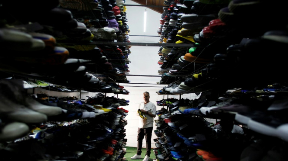 "Empreintes de vie": en Equateur, les histoires d'une immense collection de baskets