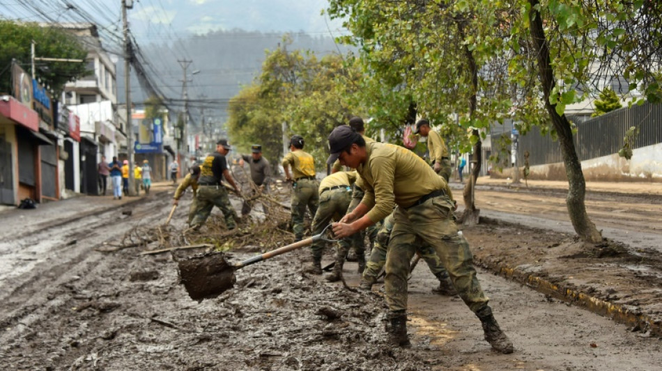 Socorristas buscan víctimas en cancha arrasada por mortal aluvión en Quito