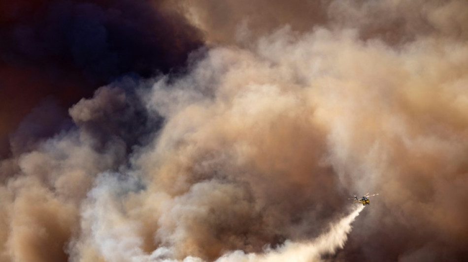 Les pompiers gagnent du terrain face à un incendie destructeur près de Los Angeles