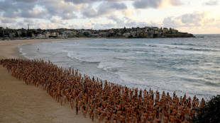 Australie: 2.500 personnes posent nues sur la plage contre le cancer de la peau