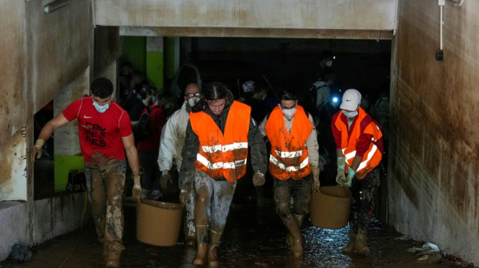 Valencia sigue buscando víctimas y limpiando a una semana de las inundaciones