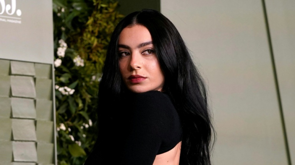 'Brat', redefinida pela cantora Charli XCX, é eleita Palavra do Ano pelo dicionário Collins