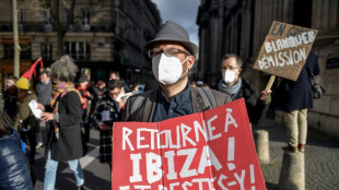 Education: peu d'enseignants grévistes, masques de plongée dans les manifs