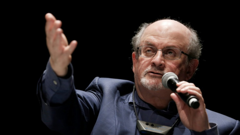 Salman Rushdie fue apuñalado en el cuello y se desconoce su estado 