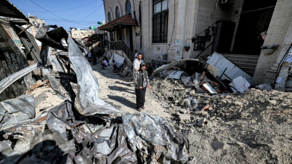 Casas destruídas, carros queimados e cápsulas de bala em Jenin