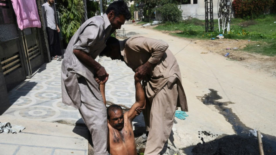 La vida sin futuro de los cristianos que limpian las cloacas de Pakistán