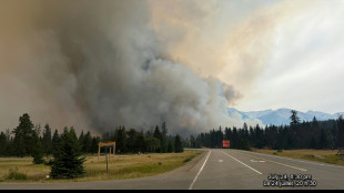 Lluvias dan un respiro a bomberos que combaten megaincendio en Canadá