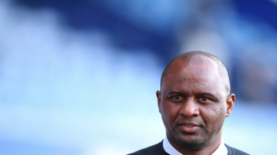 Patrick Vieira derriba de una patada a un aficionado del Everton que le provocó