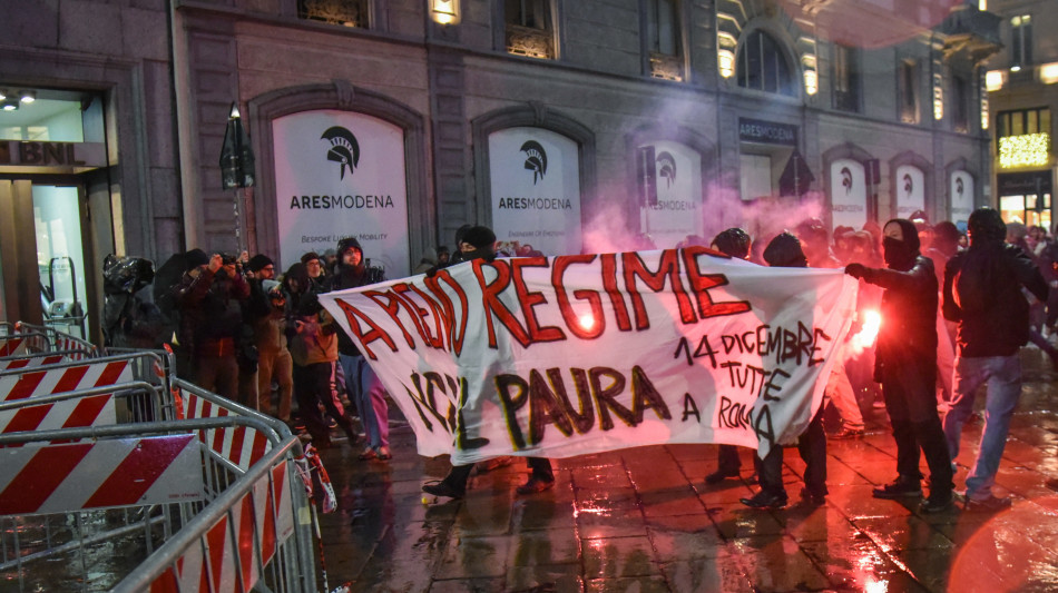 In 4mila a Milano contro guerra e ddl 1660, petardi alla Scala