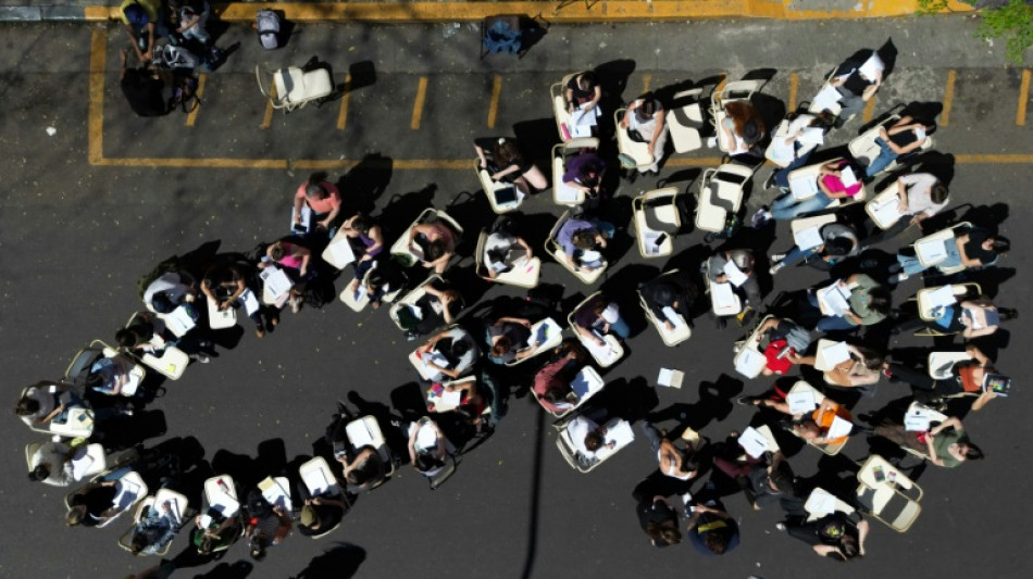 Estudantes argentinos se mobilizam contra ajuste de Milei nas universidades públicas