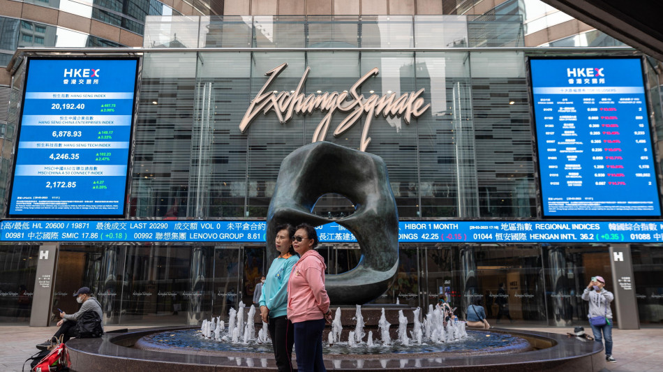 Borsa: Hong Kong poco mossa, apre a +0,1%