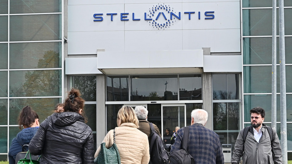 Sindacati chiedono a Stellantis aumento dei salari dell'8,8%