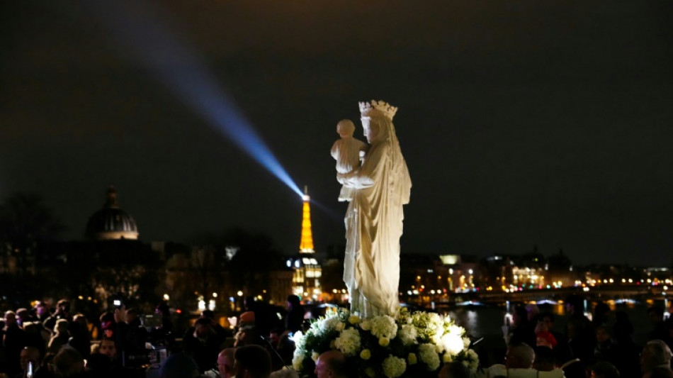 Dans la nuit parisienne, la Vierge de Notre-Dame retrouve "sa maison"