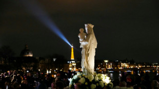 Dans la nuit parisienne, la Vierge de Notre-Dame retrouve "sa maison"