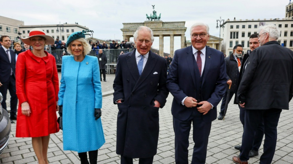 Salutschüsse und Jubel zum Start des Staatsbesuchs von Charles und Camilla