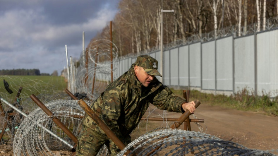 Poland border fence divides officials and rights groups