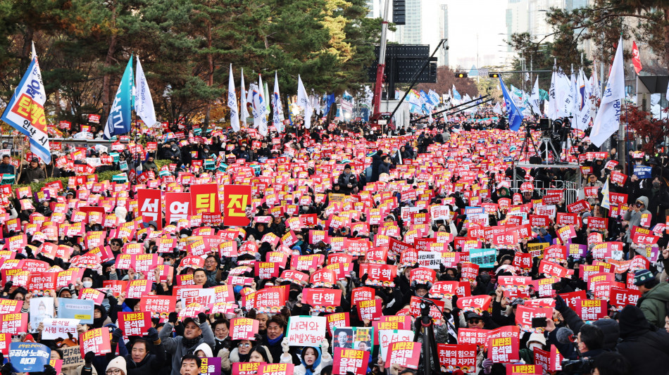 Seul, almeno in 150.000 alla manifestazione contro Yoon