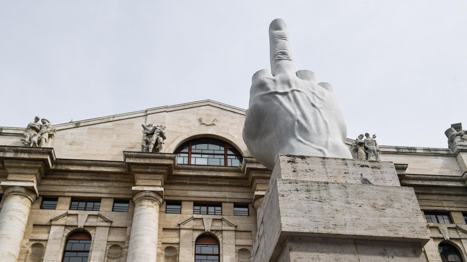 Borsa: Milano riduce calo (-0,4%), giù Stellantis, bene Leonardo