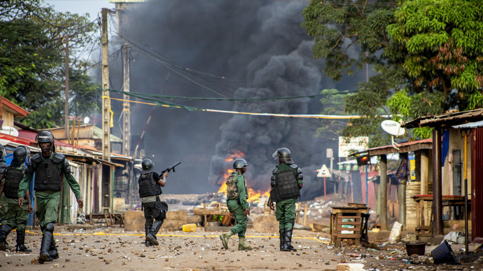 Decine di morti in scontri a partita di calcio in Guinea