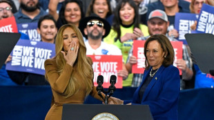 Jennifer Lopez llama a las mujeres y los latinos a votar por Harris