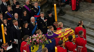 Felipe VI y Juan Carlos se sientan cerca en funeral de Isabel II