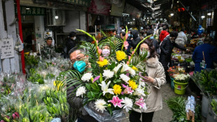 Mercados de la ciudad china de Wuhan celebran Año Nuevo Lunar, pese al recuerdo del covid-19