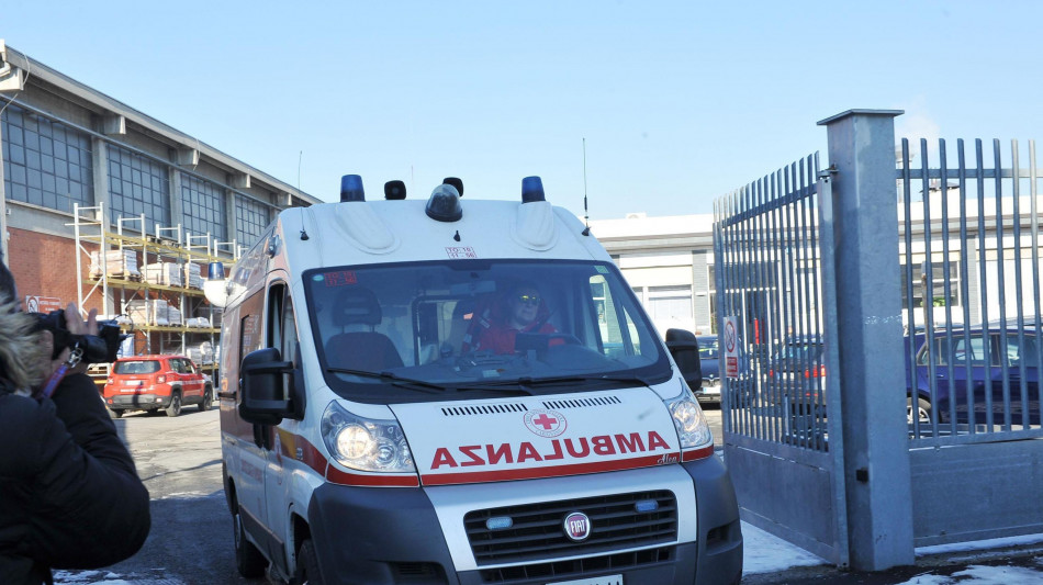 Incidente lavoro, due operai cadono da tetto, uno è morto