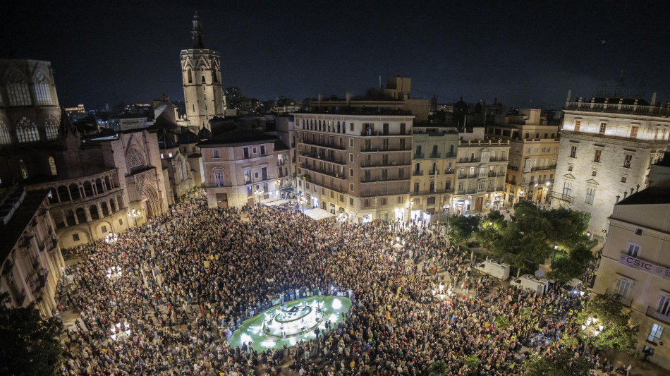 Almeno 130.000 manifestanti in piazza a Valencia