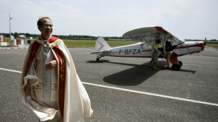 En Tarn-et-Garonne, un curé bénit champs et bétail en avion